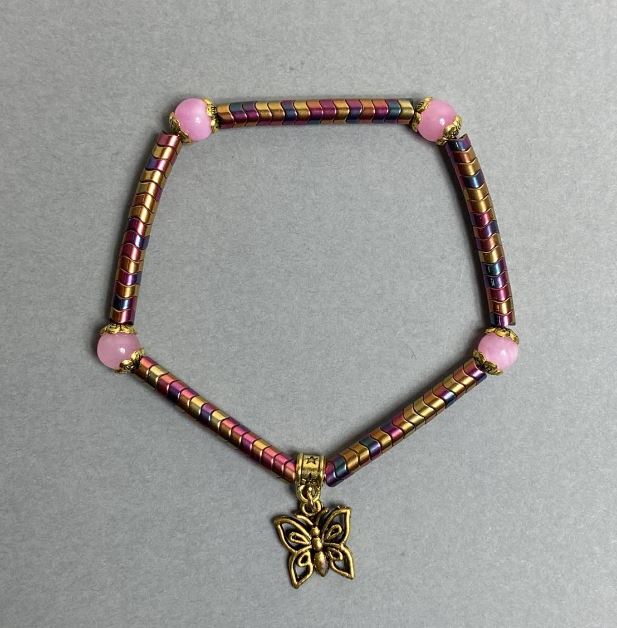 צמיד מהמטיט בגלים 4×2 מ״מ ± קוורץ ורוד מלאכותי חרוז 6 מ״מ ± אורך הצמיד 18 ס״מ אלסטי