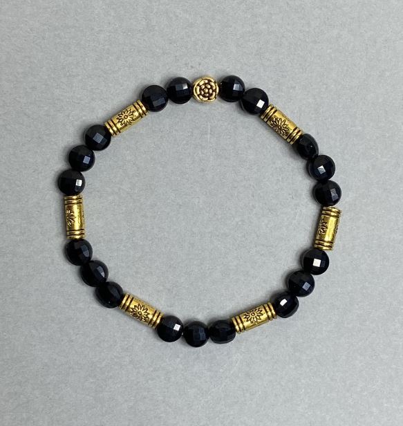 צמיד טורמלין בצורת מטבעות מלוטשים 6 מ״מ +/- עם תוספות מתכתיות, אורך 18 ס״מ גמיש