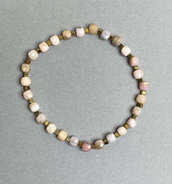 צמיד אופל ורוד חתוך בצורת קוביה 5x5x5 מ״מ +- קוביה המטיט 2x2 מ״מ +- אורך 18 ס״מ אלסטי