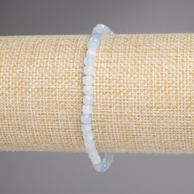 צמיד אקוומרין – קוביות חתוכות, קוטר 4×4 מ״מ, אורך 18 ס״מ, על בסיס אלסטי