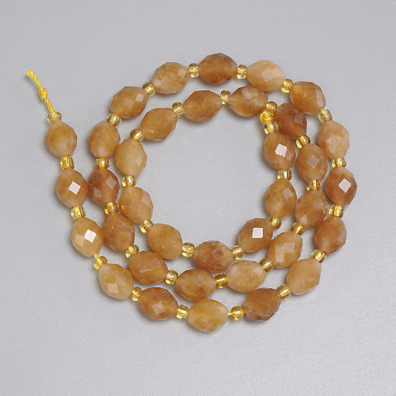 חרוזי ציטרין בצורת גרגר 8×6 מ״מ, חרוזי זרע 3 מ״מ, אורך כ-37 ס״מ על חוט