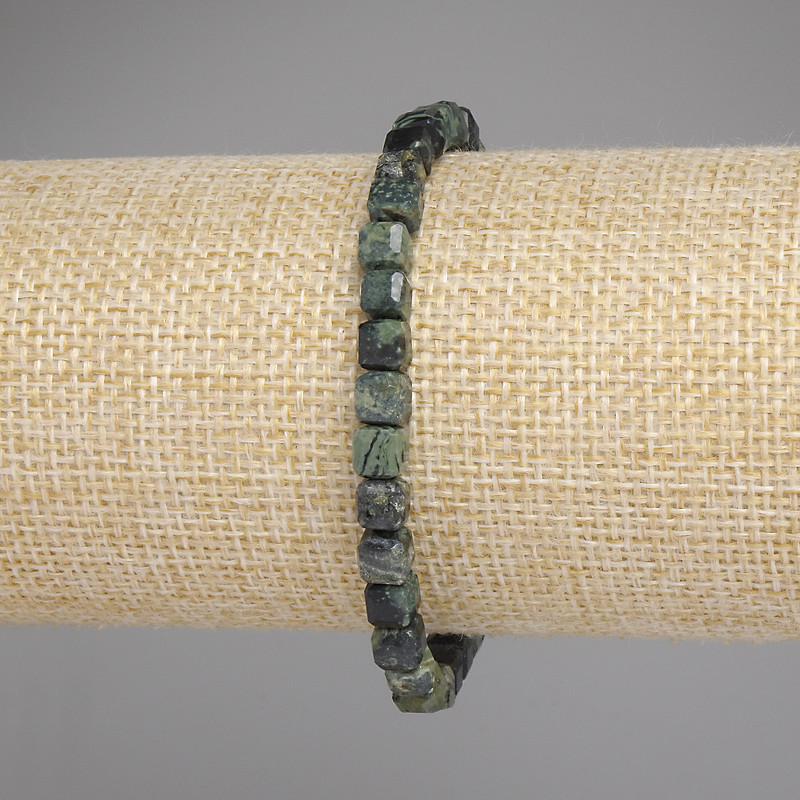 צמיד מאבן יאשמה אוקיינית – קובייה מחוספסת, קוטר כ-5 מ״מ, אורך 18 ס״מ, עם גומי אלסטי