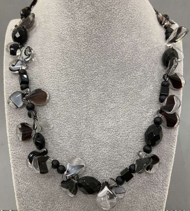 שרשרת זכוכית מוראנו בצורת פרפר 20×12 מ״מ+- אגט (סינתטי) מחורץ חרוזי 11×7 מ״מ+- 16×11 מ״מ+-, אורך 60 ס״מ+- עם סגר