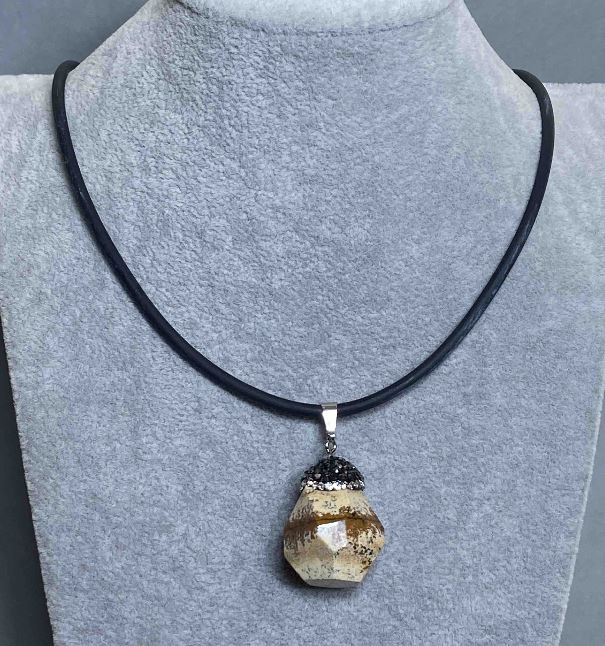 תליון מאבן ג'ספר 40×22 מ״מ (±) על חוט גומי, אורך 60 ס״מ + 5 ס״מ שרשרת הארכה