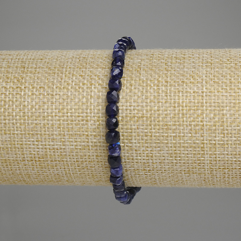 צמיד סודאלייט – קוביות מגולפות בגודל 4,5×4,5 מ״מ ±, אורך 18 ס״מ