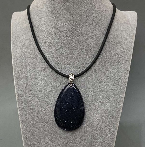 תליון אבנטורין «לילה קהיר» 40×55 מ״מ (±) על חוט גומי, אורך 60 ס״מ +5 ס״מ הארכה