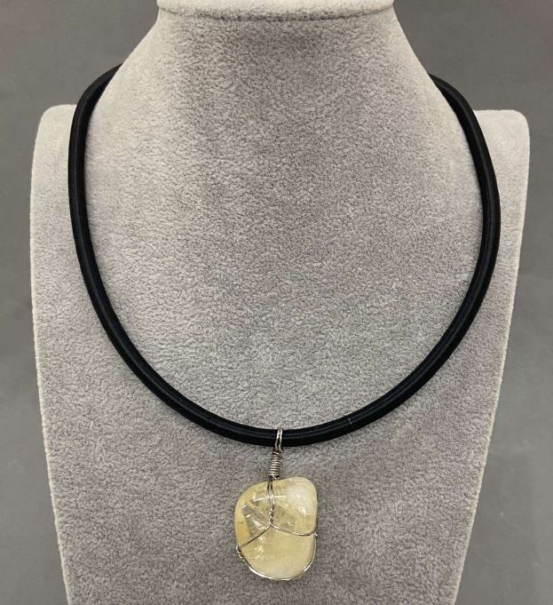 תליון ציטרין בשזירה על חוט גומי, 20×30(+/-) מ״מ, עובי 5 מ״מ, אורך 45 ס״מ(+5 ס״מ) לשרשרת