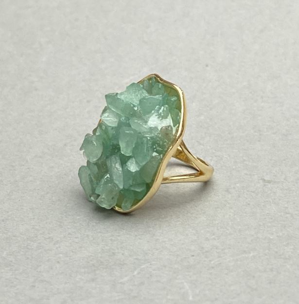 עגיל צמוד – גרגר נפריט במסגרת חלקה בגודל 30×26 מ״מ ±, מתכת זהובה