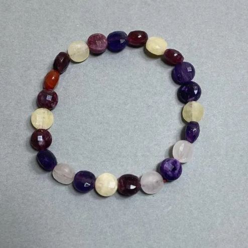 צמיד מגוון עם מטבעות מפוסלים בקוטר 8×5 מ״מ, אורך 18 ס״מ, על בסיס גמיש