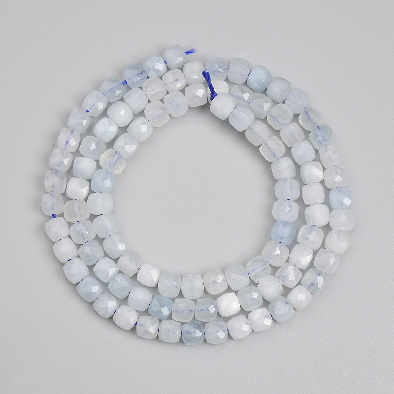 חרוזי אקוומרין מלוטשים בצורת קובייה 4×4 מ״מ ± אורך 39 ס״מ ± על חוט