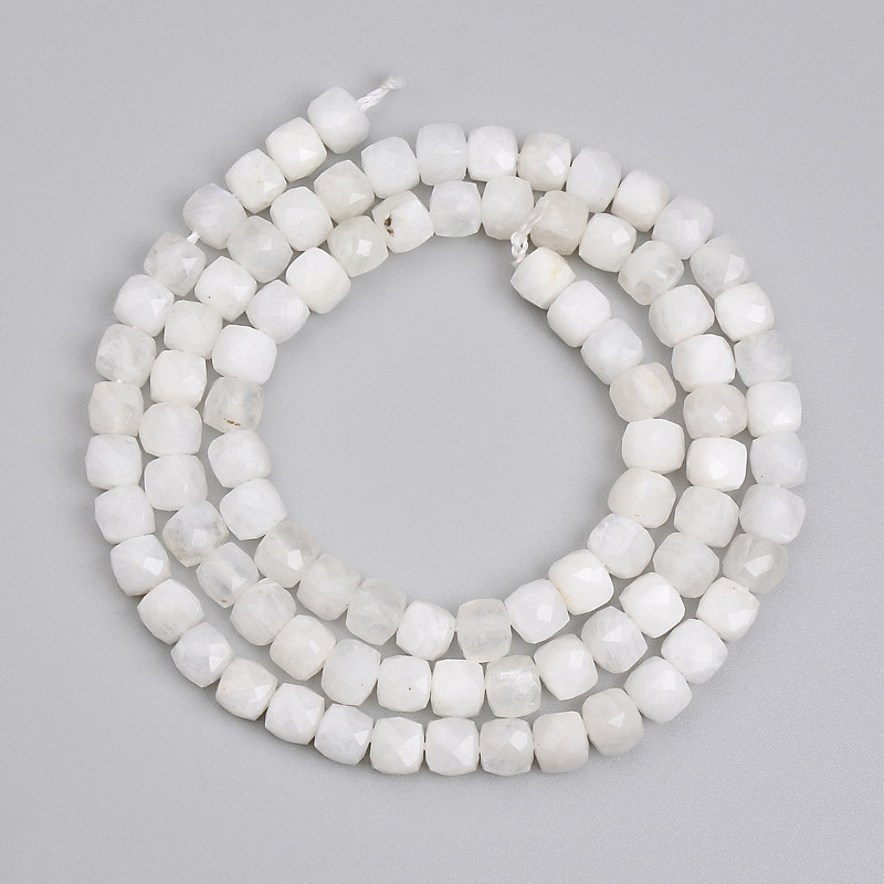 חרוזי אדולר מחורצים בצורת קוביה 4×4 מ״מ +- על החוט