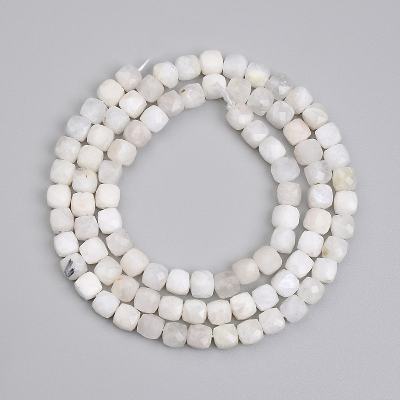 חרוזי אדוּלאר חצובים בצורת קוביה 4×4 מ"מ, אורך כ-38 ס"מ על חוט