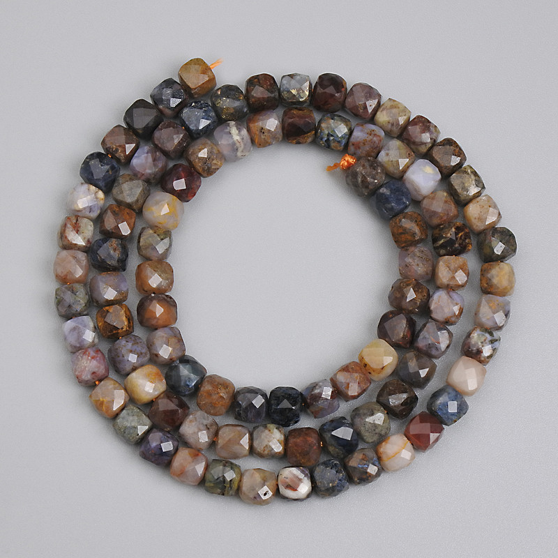 חרוזי פטרסיט בצורת קובייה 4×4 מ״מ על חוט