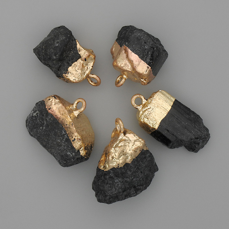 תליון טורמלין שרל לא מעובד, מתכת זהובה, 24–32×14–22 מ״מ – מגוון מידות