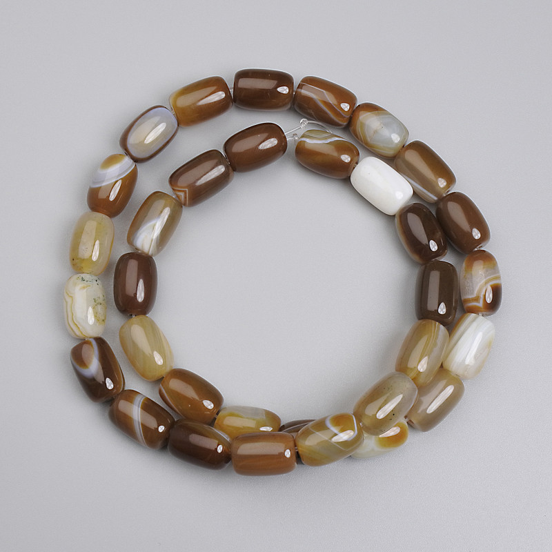 חרוזי אגט בצורת חבית, קוטר 11.5×8 מ״מ, אורך 39 ס״מ על חוט