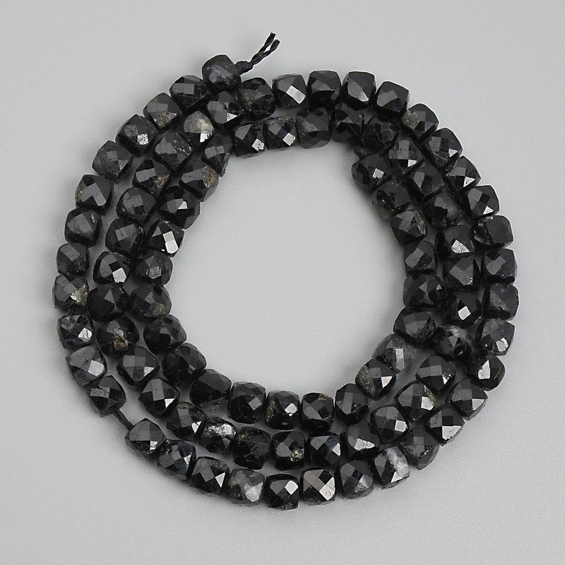 הנחה! חרוזי טורמלין שחור מלוטשים בצורת קוביה, קוטר 4×4 מ״מ ± על החוט, אורך 39 ס״מ+