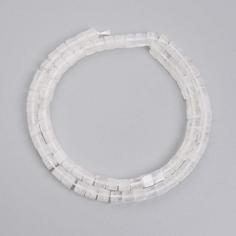 חרוזי קריסטל הררי בצורת קוביה, מימדים כ-4.5×4.5 מ״מ, על חוט, אורך כ-38 ס״מ