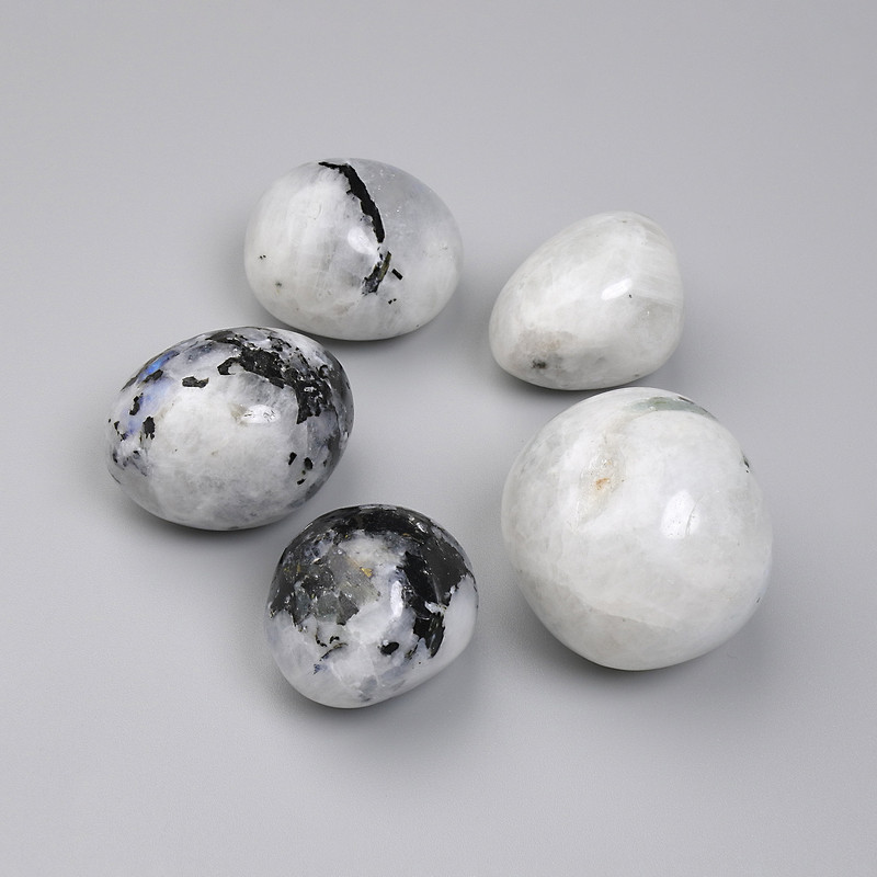 אבני אדולאר מגולפות טבעיות ללא חור 29×23 מ״מ ± – מידות מגוורות (ל-100 גרם ±)