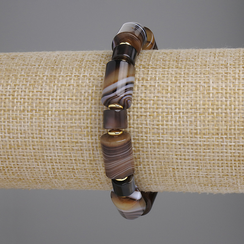 צמיד אגט בצורת צילינדרים, קוטר 14×10 מ״מ ± 8.5×6 מ״מ ± עם תוספות מתכתיות, אורך 18 ס״מ ± אלסטי