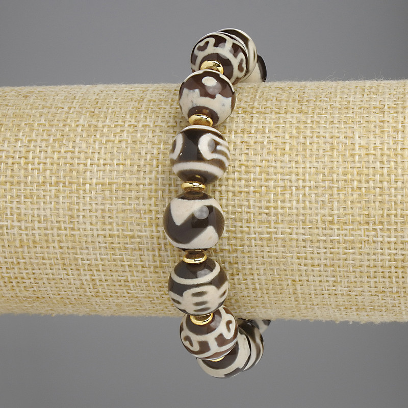 צמיד אגאט חלק בצורת כדור, קוטר כ-12 מ״מ ±, עם רכיבים מתכתיים, אורך 18 ס״מ ±, אלסטי