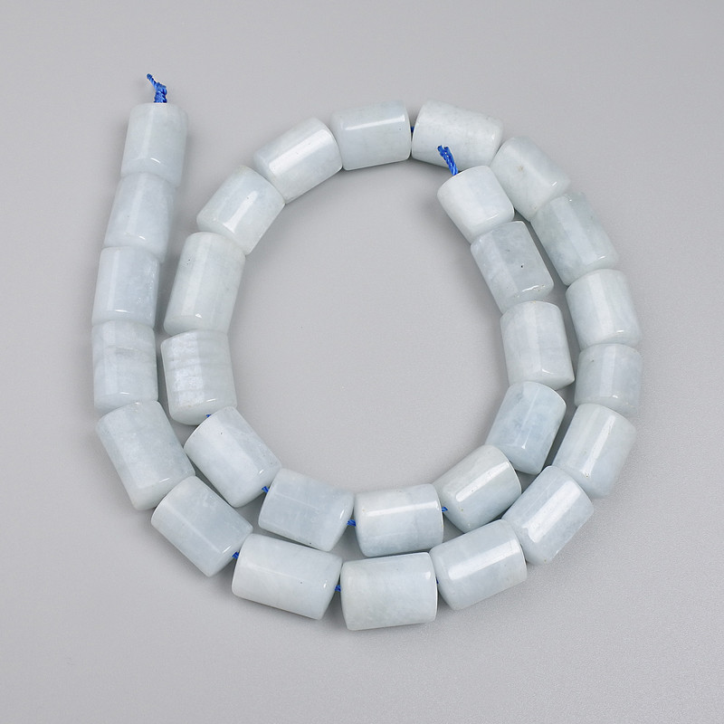 חרוזי אקוומרין בצורת משולש, קוטר 10–16×10 מ״מ ± על החוט, אורך כ-39 ס״מ+