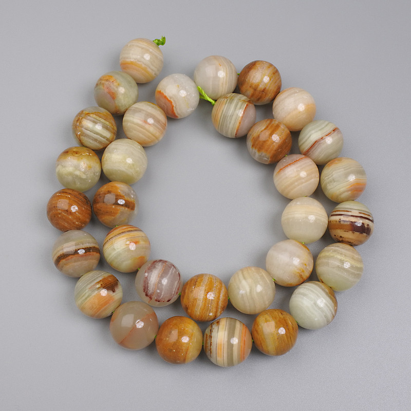 חרוזי אוניקס חלקים בצורת כדור, קוטר 12 מ״מ ± על חוט, אורך 39 ס״מ+