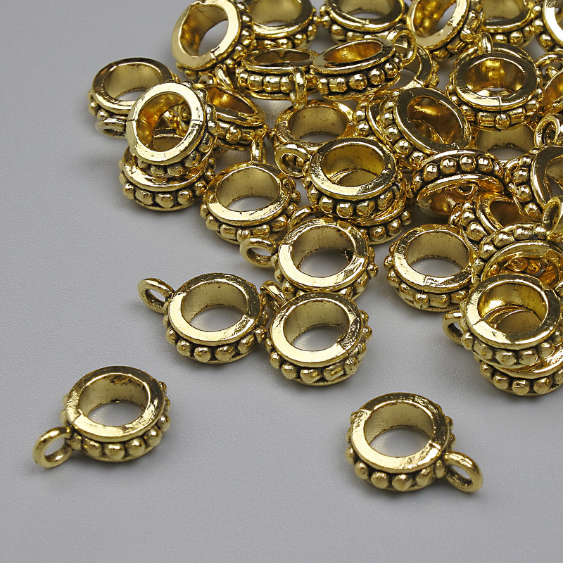 סוגר תלייה בציפוי זהב, מימדים 11×3 מ״מ ±, פתח 4.5 מ״מ ±, חור 2 מ״מ ±, אריזה 20 גרם, 46 יחידות