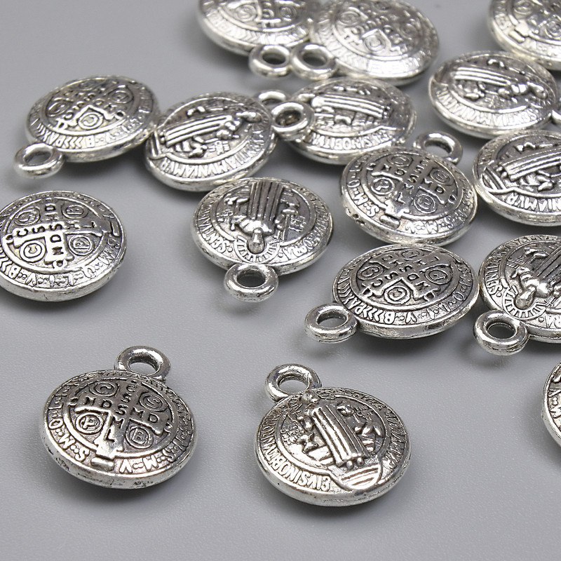 תליון הקדוש בנדיקט כסוף 13×10 מ״מ