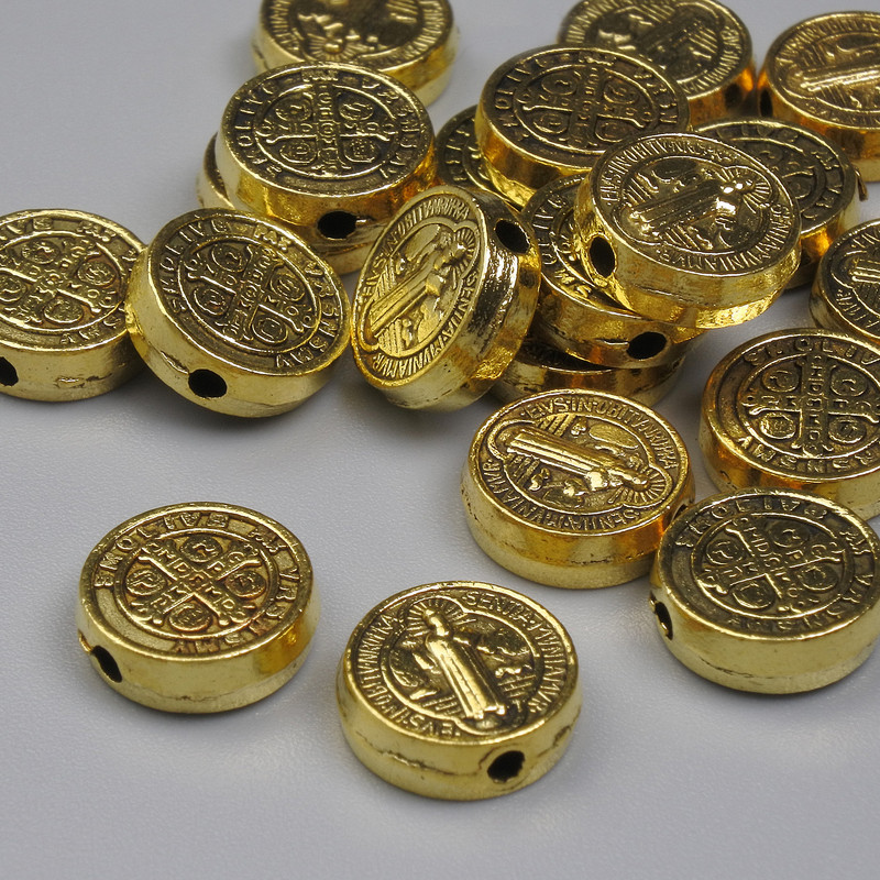 חרוז-ההכנסה «הקדוש בבנדיקט» צבע מתכת זהב, קוטר 9 מ״מ ±, פתח בקוטר 1.5 מ״מ ±, אריזה 20 גרם (~20 יחידות)