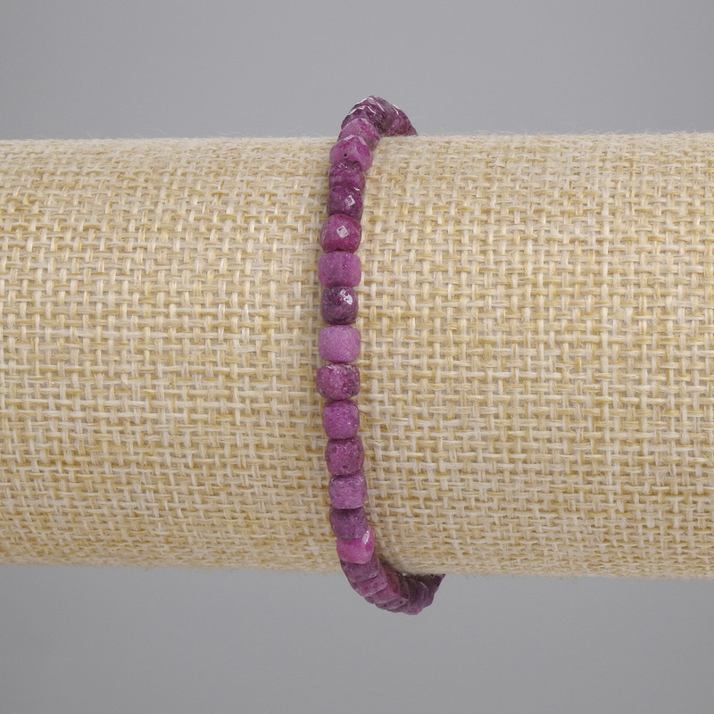 צמיד אודם חצוב — קוביות 4×4 מ"מ ±, אורך 18 ס"מ ±, סטרץ