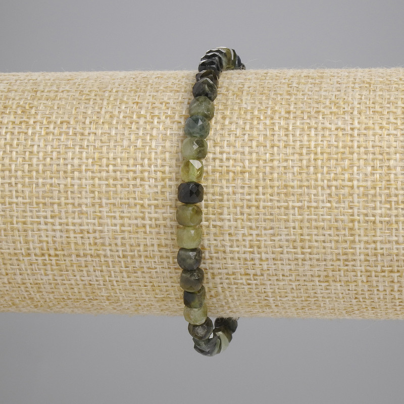 צמיד טורמלין ירוק מסותת בצורת קובייה 4×4 מ״מ, אורך כ-18 ס״מ, מתיחה