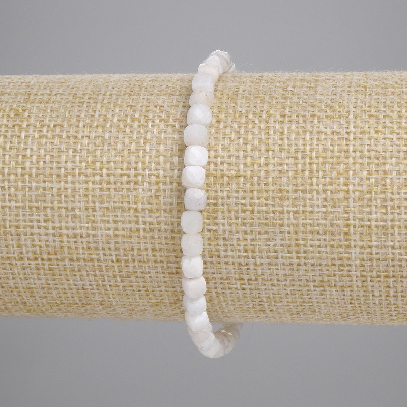 צמיד אדולאר עם קוביות מגולפות 4×4 מ"מ, אורך 18 ס"מ, גמיש