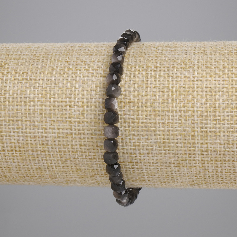 צמיד כסוף בהיר מאובסידיאן – קוביה מחוספסת 4×4 מ״מ, אורך 18 ס״מ ± אלסטי