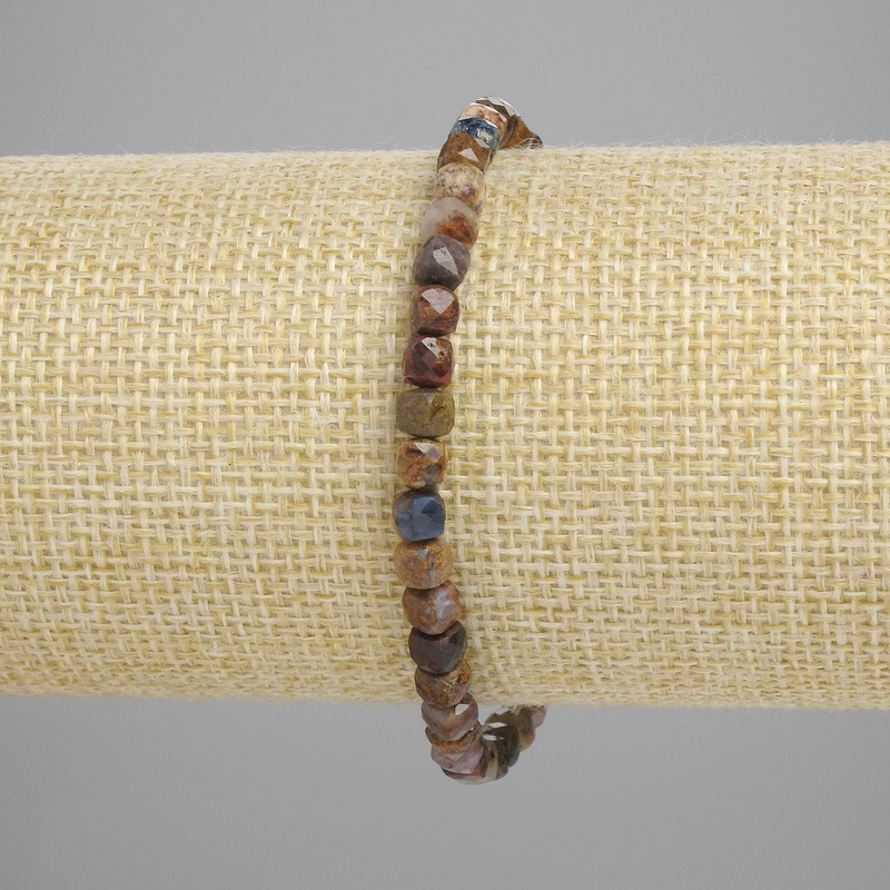 צמיד מפטרסיט בצורת קוביות מחוצבות 4×4 מ״מ, אורך כ-18 ס״מ, עם גומי מתיחה