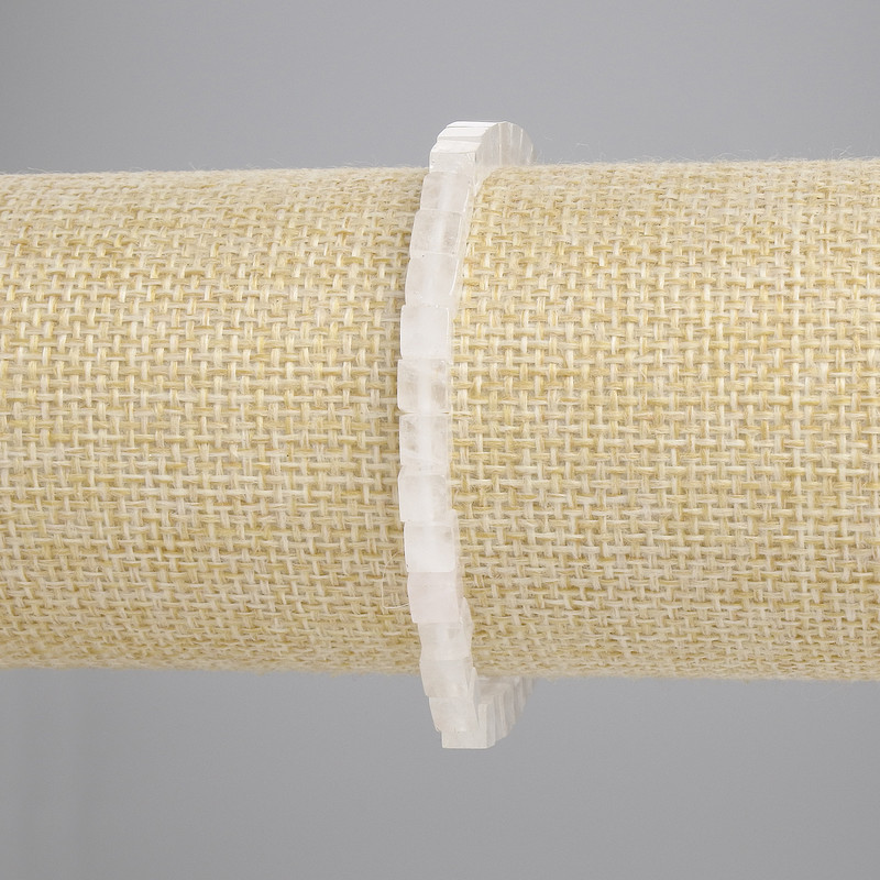 צמיד מקריסטל ההרים בצורת קוביות 4.5×4.5 מ״מ, אורך כ-18 ס״מ, סטרץ'