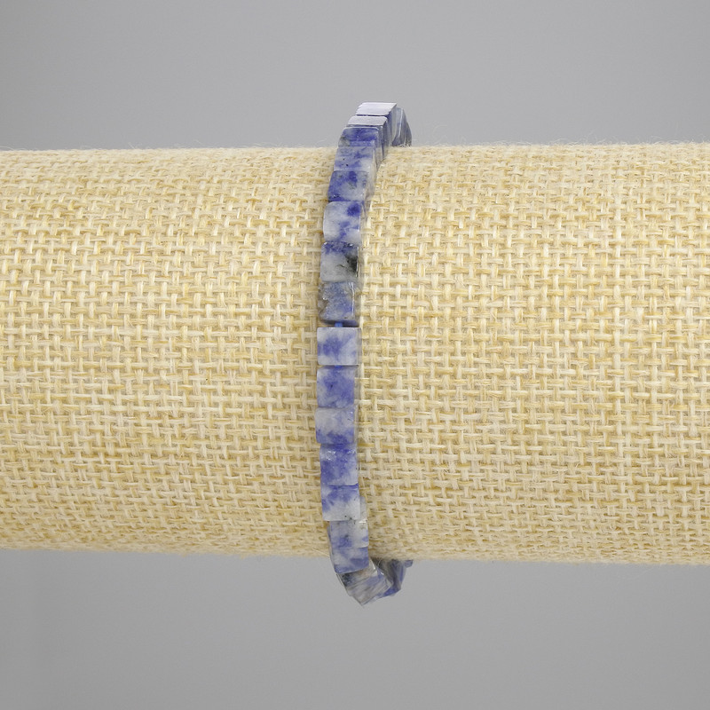 צמיד סודאלייט בצורת קוביות, בגודל כ-4,5×4,5 מ״מ, אורך כ-18 ס״מ, אלסטי