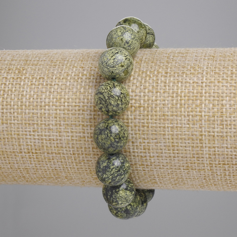 צמיד סרפנטין — חרוזים חלקים בקוטר כ-12 מ״מ, אורך כ-18 ס״מ, אלסטי