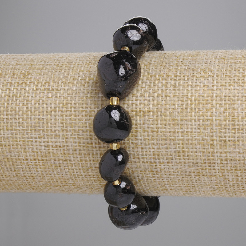 צמיד גרנט חתוך על בסיס אלסטי, קוטר חרוזים 11–15×11–13 מ"מ, חרוזי 3 מ"מ, אורך 18 ס"מ