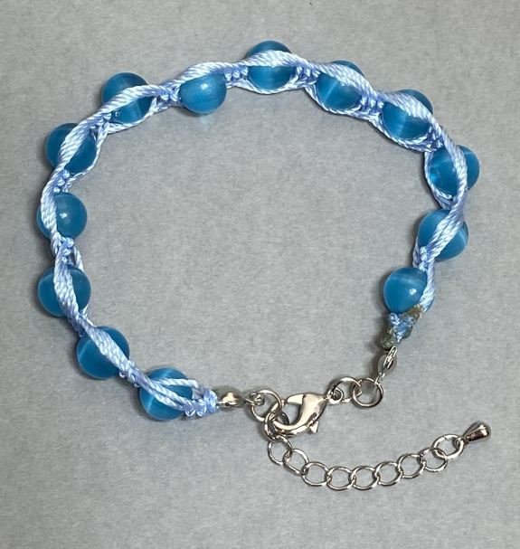 צמיד מאבן עין החתול עם חרוזים חלקים בקוטר 8 מ״מ, אורך 18 ס״מ + שרשרת הארכה 5 ס״מ