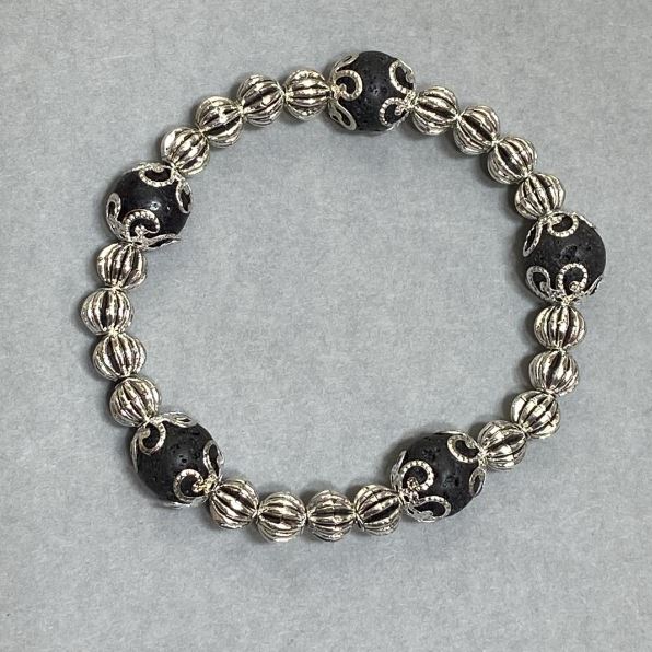 צמיד לבה חלק כדוריות, קוטר 10 מ״מ ± עם תוספות מתכתיות, אורך 18 ס״מ ±, בסיס אלסטי