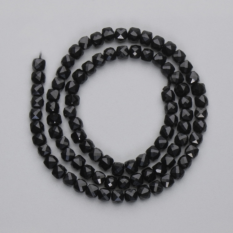 חרוזי טורמלין חצובים בצורת קובייה, קוטר 4×4 מ״מ ± על חוט, אורך 37 ס״מ+