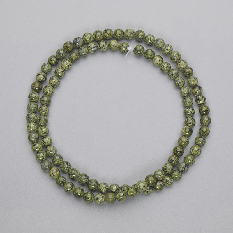 חרוזי סרפנטיין חלקים בצורת כדור, קוטר 4–5 מ״מ, על חוט, אורך 39 ס״מ+