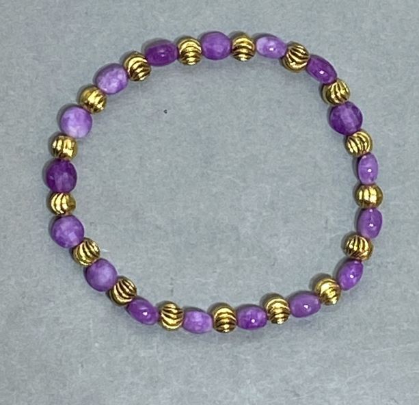 צמיד סוגיליט מגולף בקוטר 6 מ״מ ± עם תוספות מתכתיות, אורך 18 ס״מ ± אלסטי