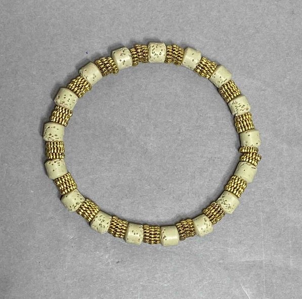 צמיד לבה בצורת חרוזים צינוריים 6×6 מ״מ ± עם אלמנטים מתכתיים, אורך 18 ס״מ ± אלסטי