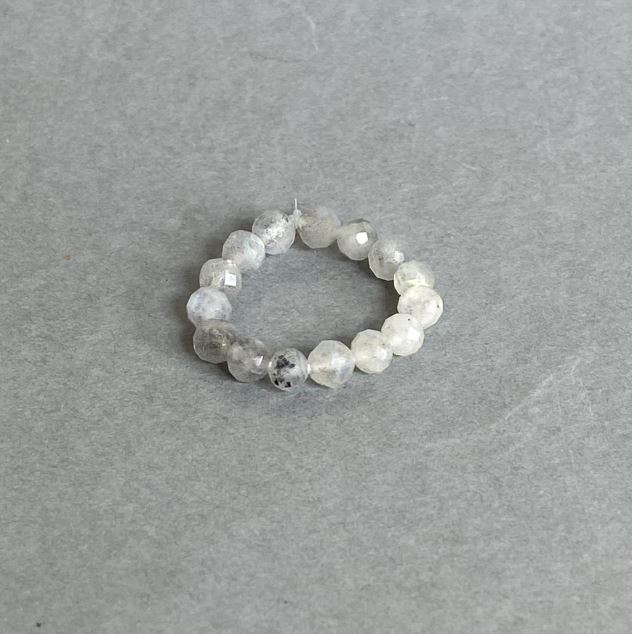 טבעת לאברדורייט מלוטשת – חרוז מלוטש בקוטר כ-4 מ״מ ± סטרץ