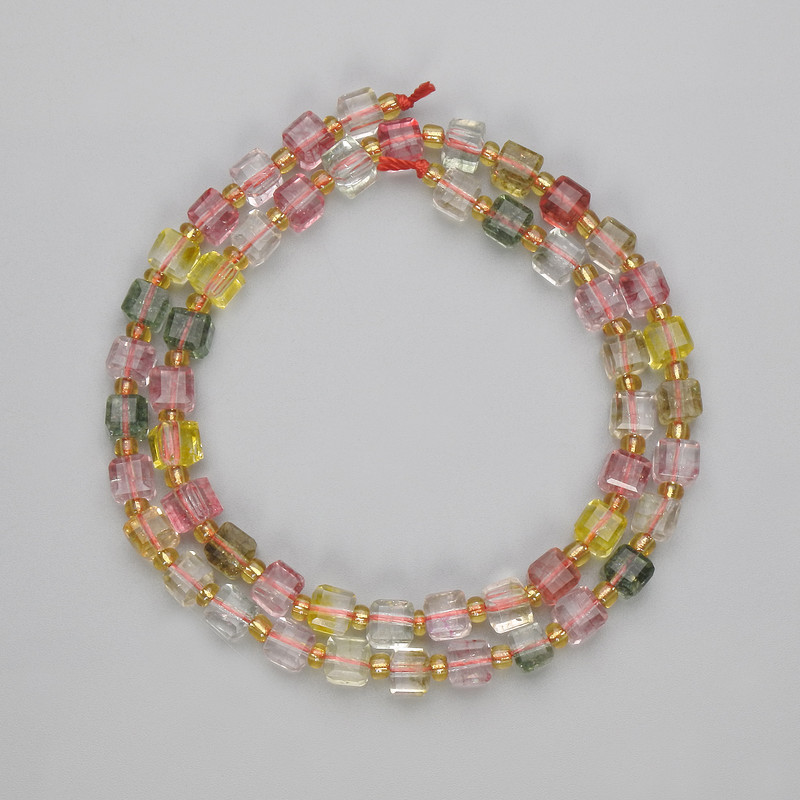חרוזי קוורץ צבועים בצורת קוביה מלוטשת, קוטר 5×5 מ״מ, חרוזים זעירים 3 מ״מ, אורך 37 ס״מ על חוט