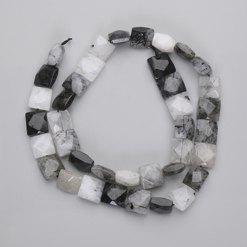 חרוזי קוורץ רוטילי שיער מרובעים מחורצים, קוטר 9–10×9–10 מ״מ ±, אורך 39 ס״מ ± על החוט