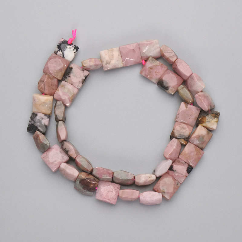 חרוזי רודוניט מרובעים מלוטשים, קוטר 8 מ"מ, טווח 5–10×8–10 מ"מ, אורך כ-39 ס"מ על חוט