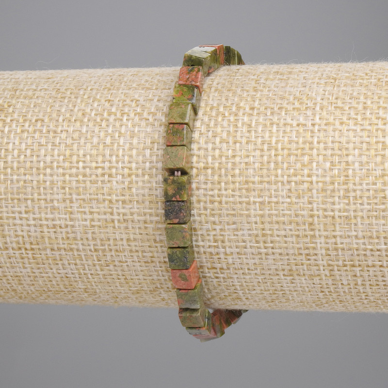 צמיד מאבן יאשמה הליוטרופ בצורת קוביות, קוטר 4×4 מ״מ, אורך כ-18 ס״מ, סטרץ'