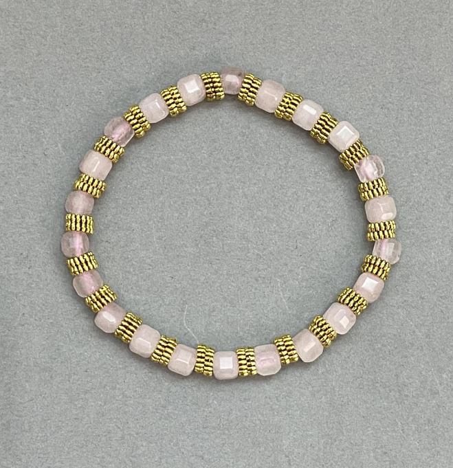 צמיד קוורץ ורוד מחורץ בצורת קוביה 5 מ״מ +- עם הוספות מתכת, אורך 18 ס״מ +- סטרץ'